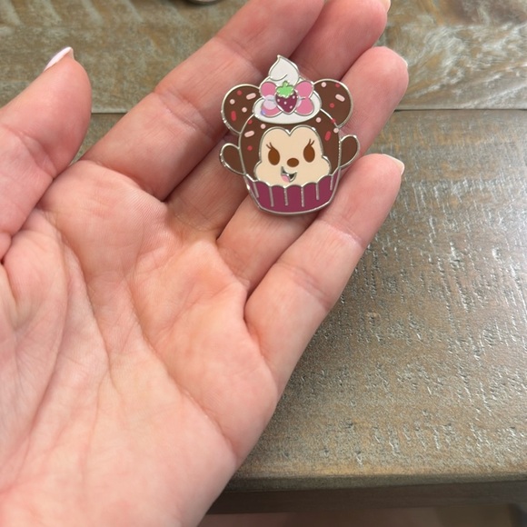 Disney Munchlings Minnie Mouse pin strawberry cupcake - Picture 1 of 2